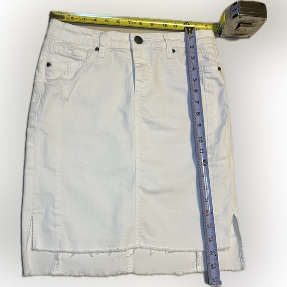 KUT Connie Step Raw Hem Stretch Cotton Skirt Size 4 White Mildly Distressed - Picture 12 of 13